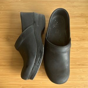 Dansko Clogs hospital shoes black soft leather nursing doctor comfort 37 7